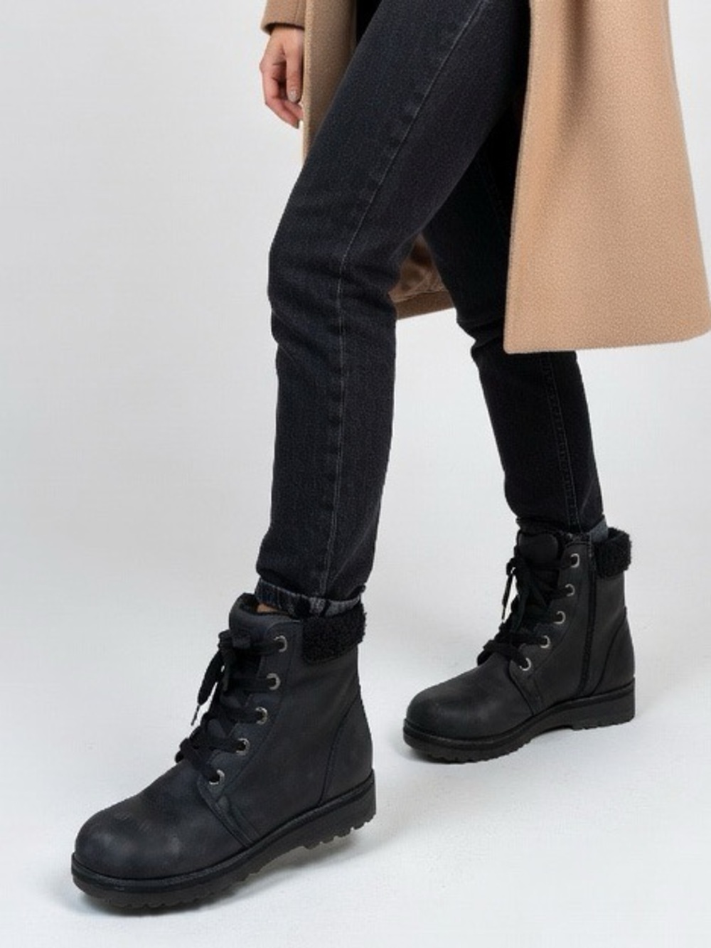 Lugz Women’s Black Lace‑Up Boots Size 8 — Faux Fur Lined, Rugged Sole